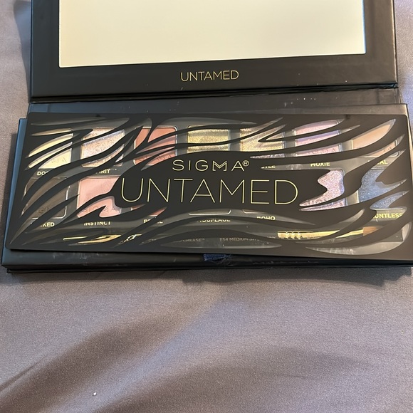 Sigma Untamed Eyeshadow Palette with Dual-Ended Brush - Picture 6 of 9